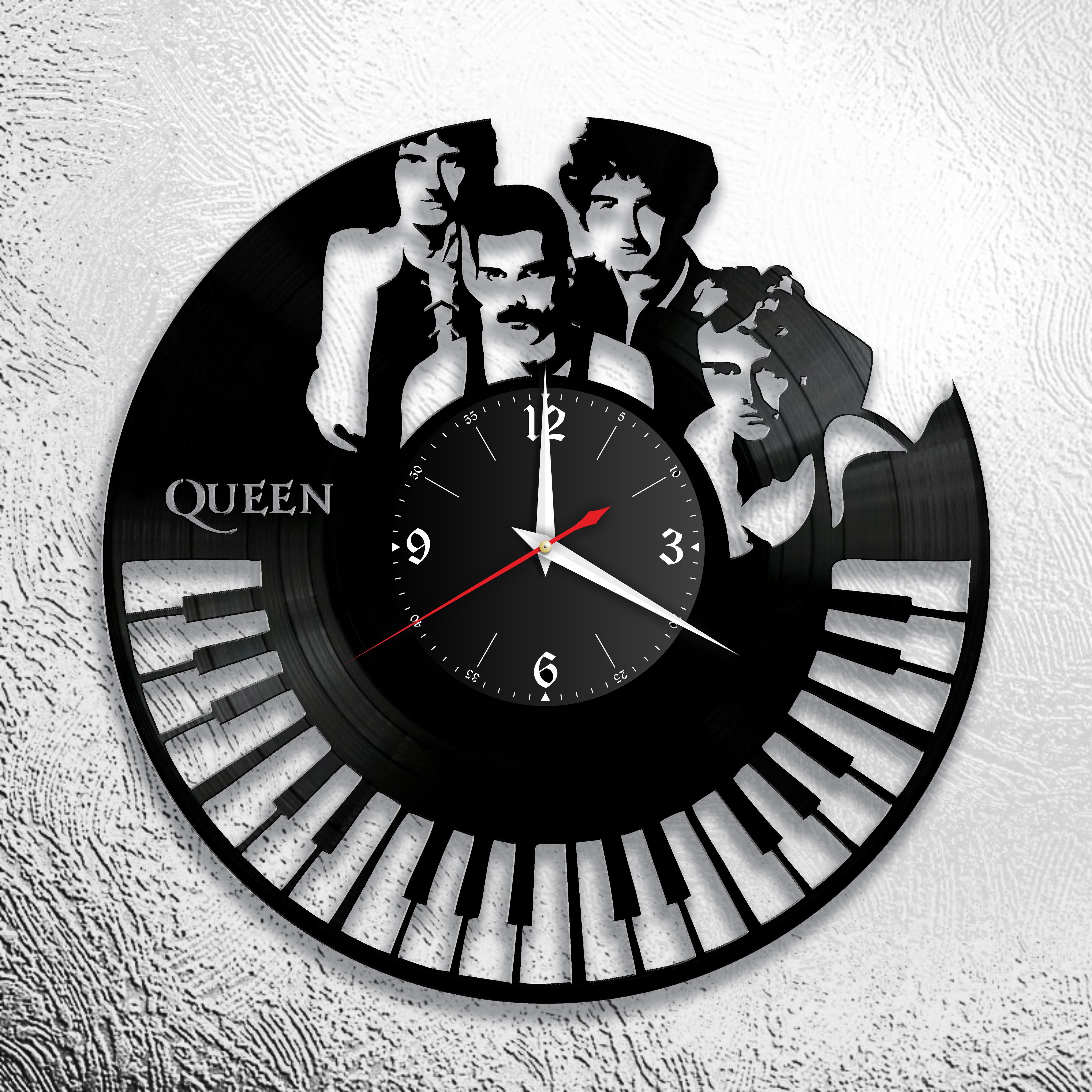 Включи альбом на часах. Часы из винила. Часы из виниловой пластинки Queen. Часы из виниловых пластинок Квин. Циферблат для настенных часов из виниловых пластинок.