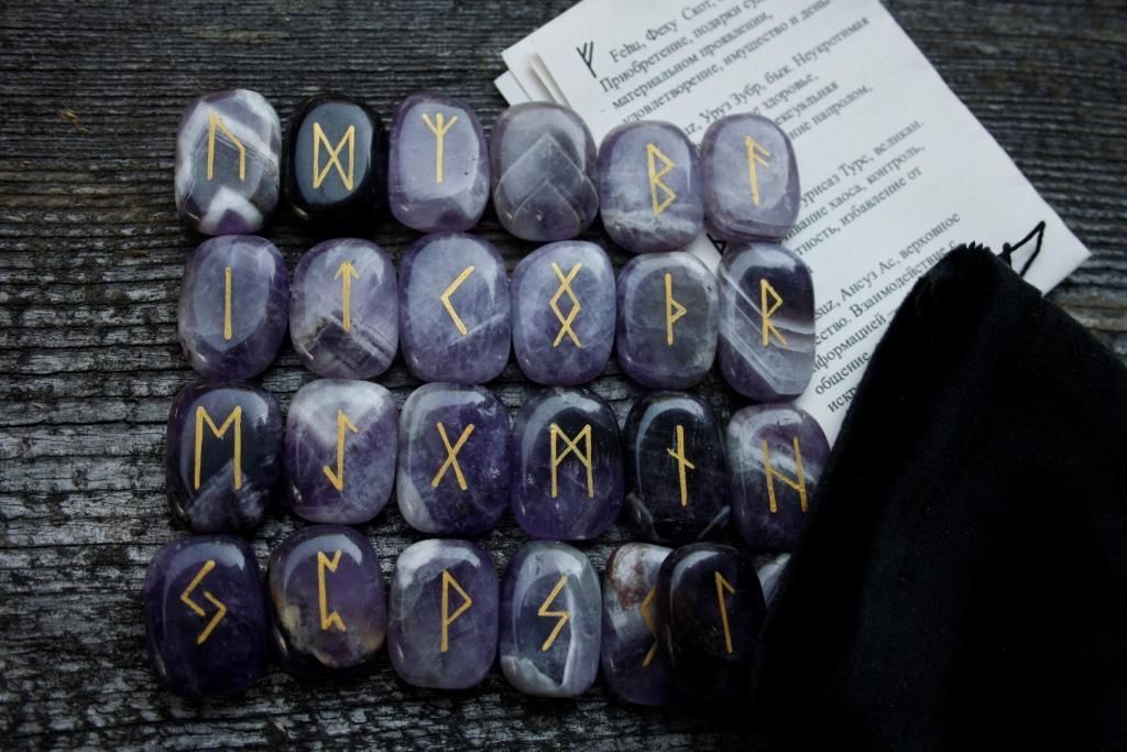 Гадание на рунах. Значения рун и их толкования. Расклад на рунах на отношения. Как гадать на скандинавских рунах. Руны.