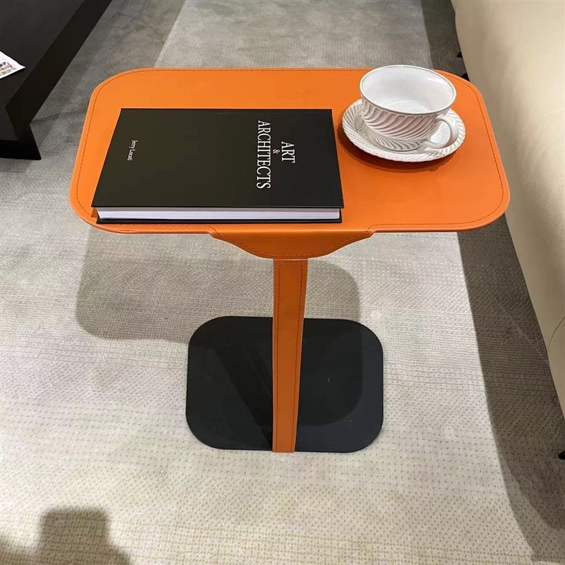 Оранжевый столик. Дорожник оранжевый Стоик. Оранжевый стол в мастерской. Журнальный столик i4mariani.