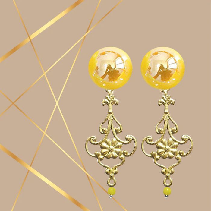 Желтые клипсы. Серьги Клевер. Серьги Клевер золото. Clover Earrings. Гульнур Кловер Earrings. Серьги кольца.