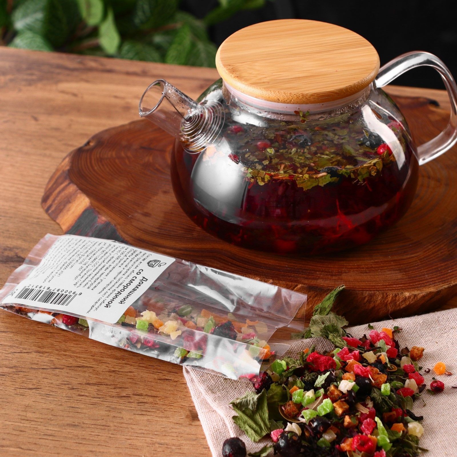 Чай черный годжи малина. Ягодный чай. Необычная подача чая. Травяной чай. Чай медово имбирный большой чайник.