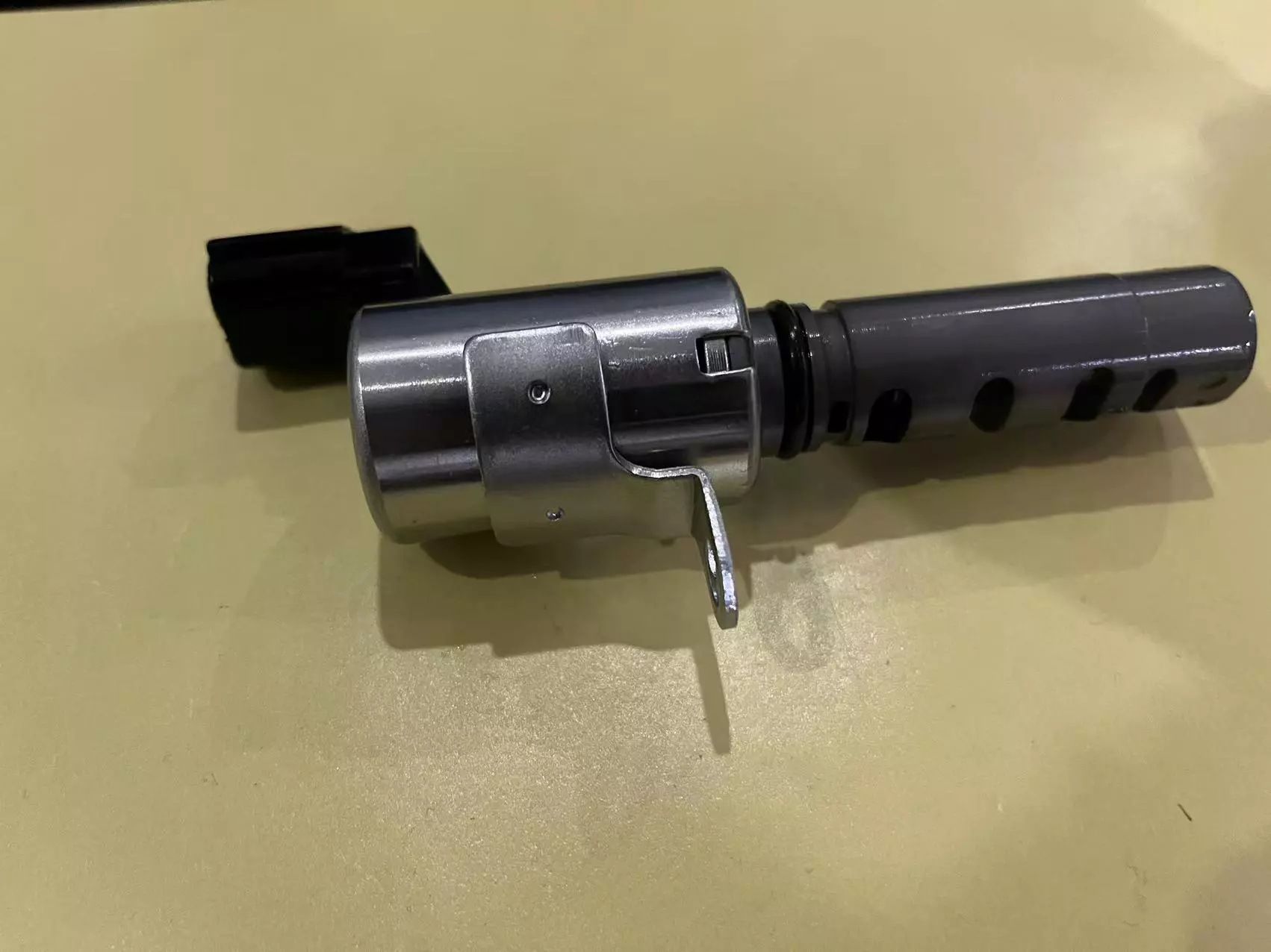 4. Электромагнитный клапан для масла. 23796-6n200. Электромагнитного клапана управления маслом. Шевроле круз клапан ввт.