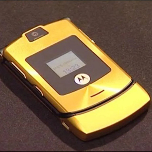 Мобильный телефон Motorola V3, золотой - купить по выгодной цене в ...