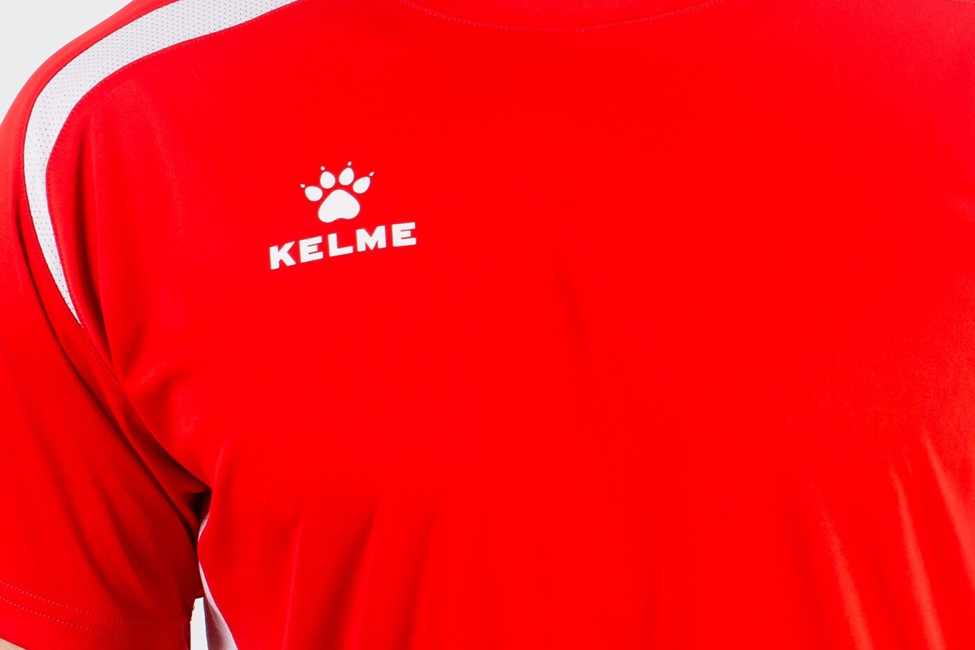 Kelme что за бренд. Спортивный костюм KELME. Спортивка KELME красная в полосу.