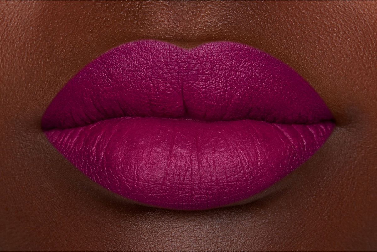 Matte отзывы. NYX professional Makeup Suede Matte Lipstick матовая помада для губ оттенок 35 Downtown Beauty,. NYX Suede Matte Lipstick 36 Alien. NYX professional Makeup помада для губ Suede Matte Lipstick, матовая, тон №31 Cherry Skies. Цвет матовой помады Dark Fuchsia Essens.