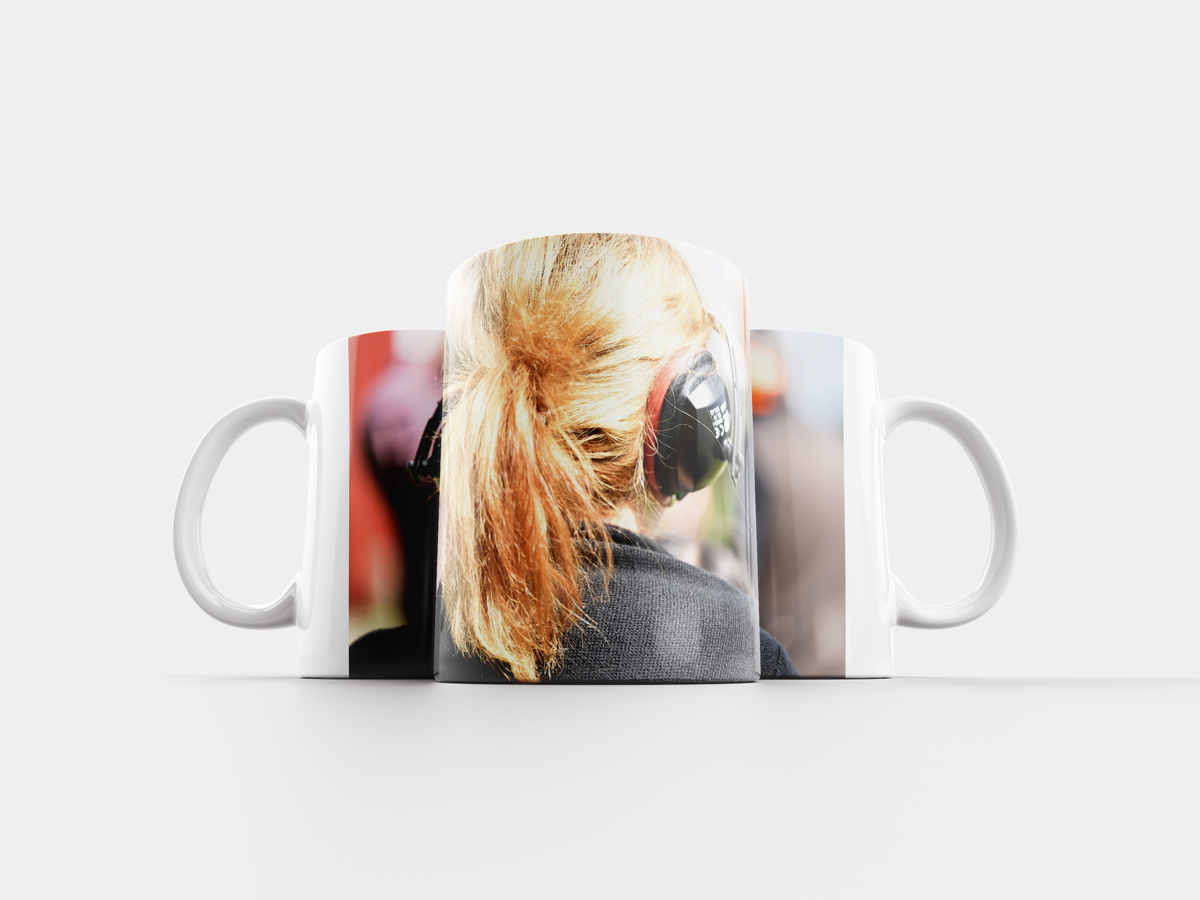 в кружке волос