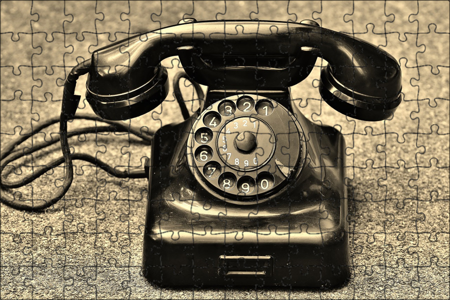 Покой 40 телефон. Старый телефон. Старинный телефон. Телефонная трубка. Старый телефонный аппарат.