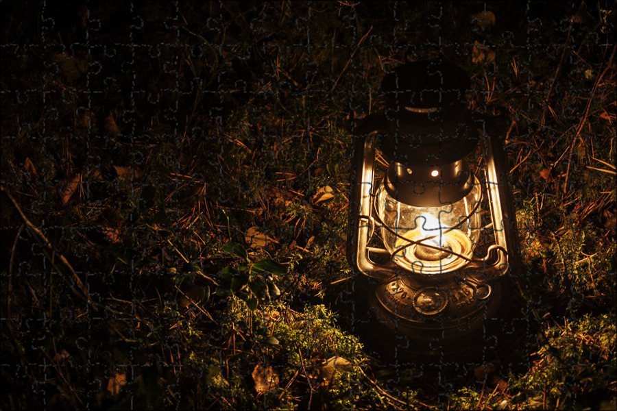 Light off dark. Фонарь в лесу. Старинный фонарь. Фонарь в темноте. Старинный фонарь в темноте.