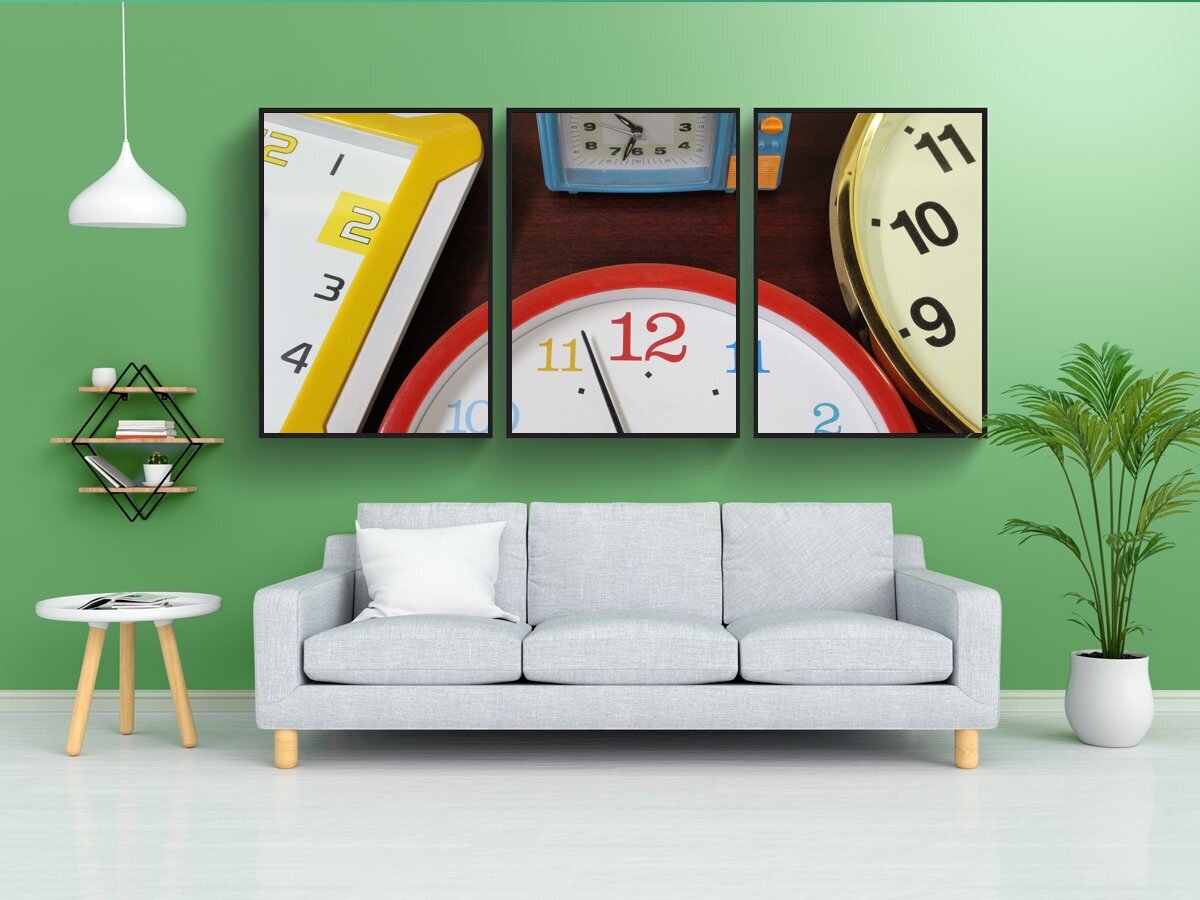 Часы и постеры в интерьере. Постер с часами. Плакат с часами. Рекламный Постер часов.