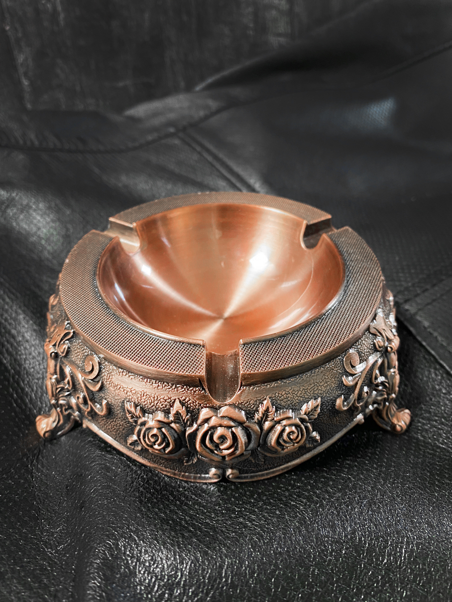 Пепельница ковка. Пепельница из металла. Пепельница настольная. Необычные пепельницы. Пепельница металлическая.