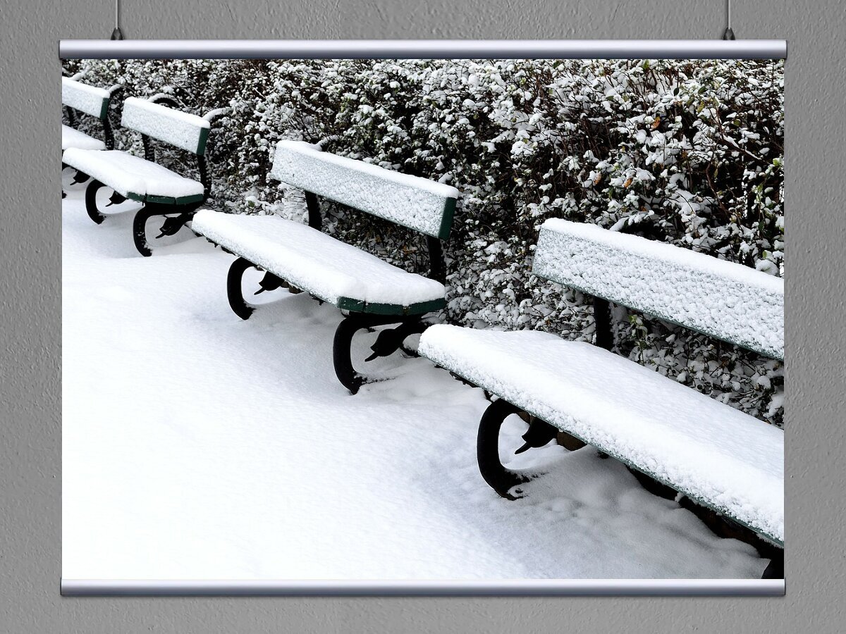 Рингтон снег на телефон. Скамейка из снега. Белая лавочка с подушками. Снег белая скамейка декорация. Скамейка белая фото.