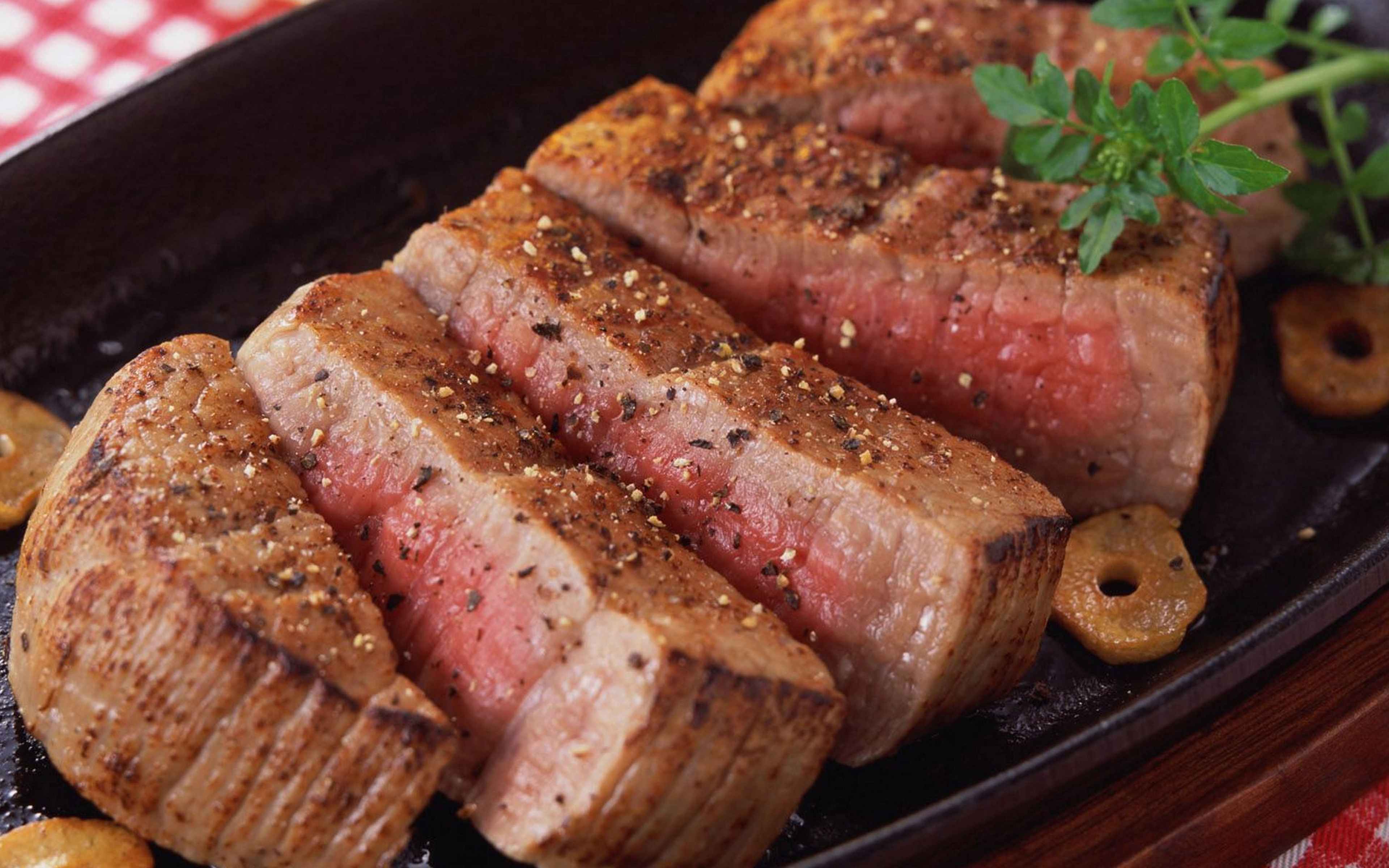 Рецепты мяса на сковороде говядина. Мясо приготовленное. Мясо приготовить вкусно. Стейк. Жареное мясо.