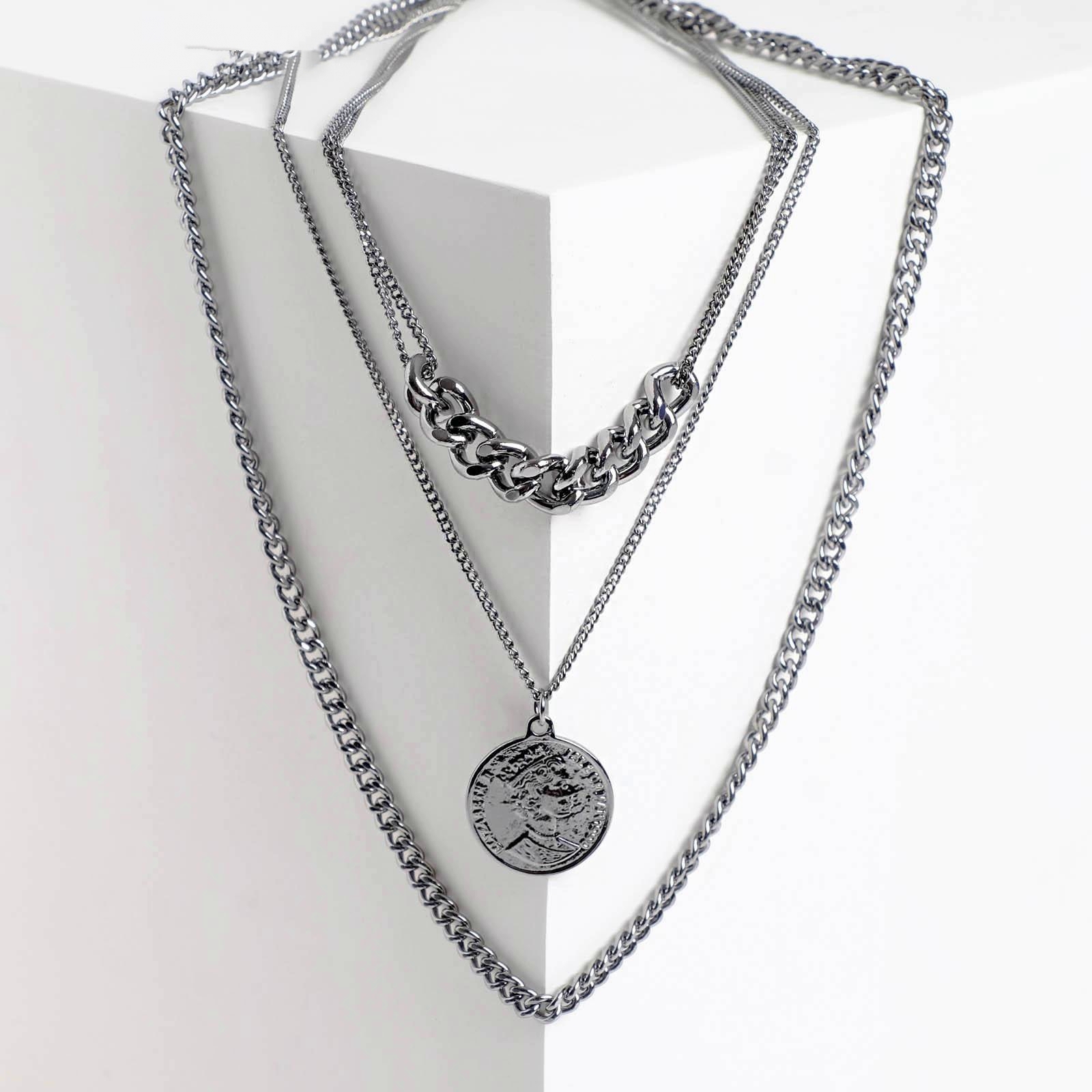 Медальоны на цепочке мужские. Медальон на цепочке женский. Золотой медальон версаче. Медальон на цепочке женский. Двойной медальон на цепочке.