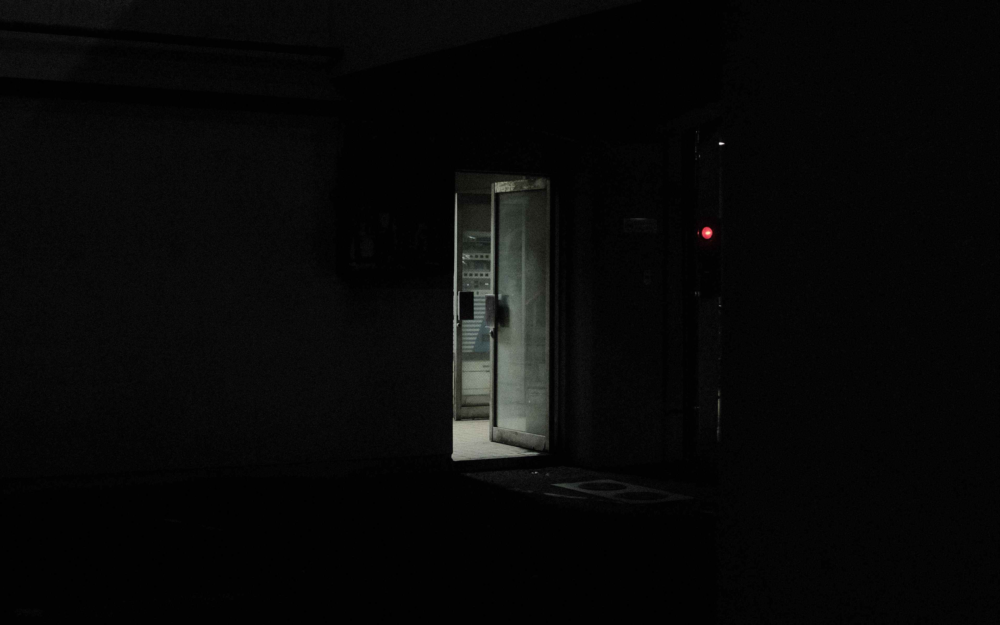 Намного темнее. Дверь в темноте. Дверь в темноте со светом. Открытая дверь в темную комнату. Чёрная дверь в тёмной комнате.