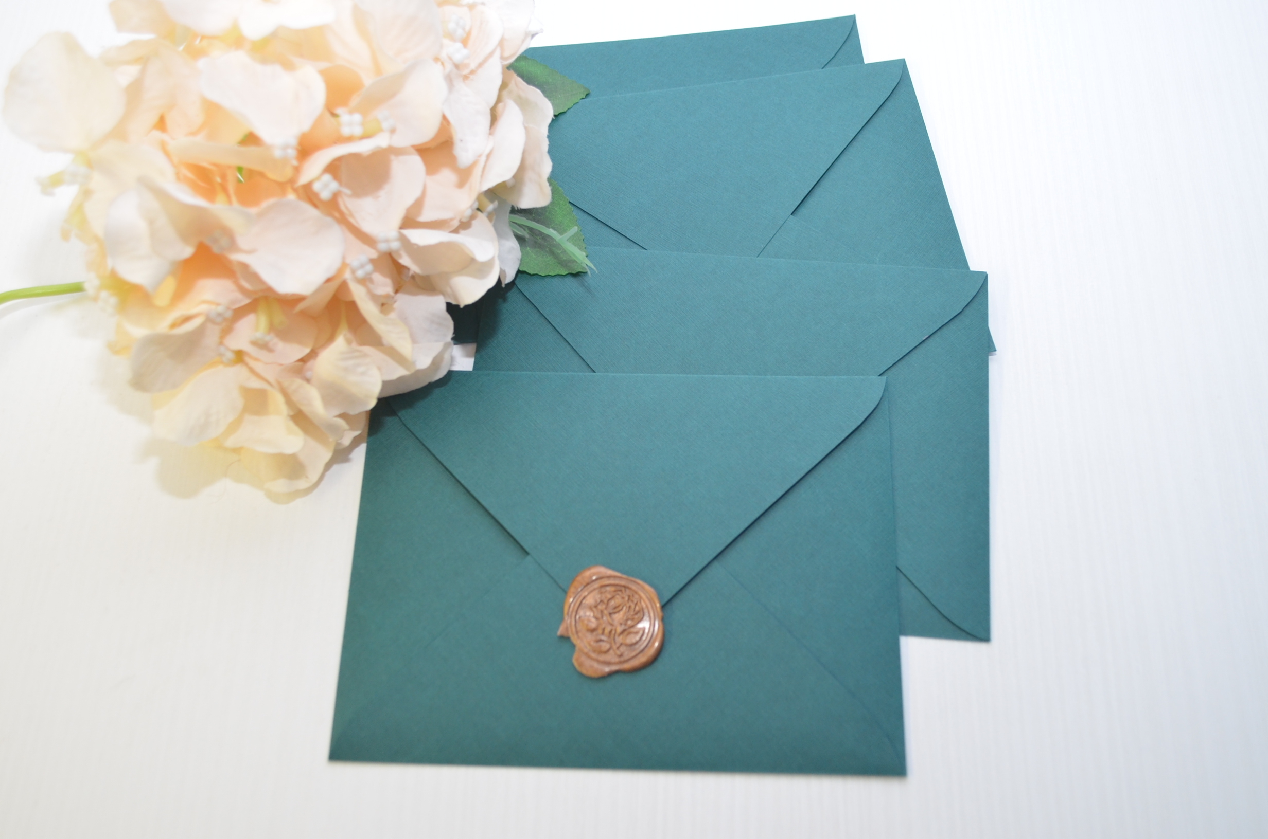 Бумага конверты купить. Конверт из дизайнерского картона. Конвертик из бумаги своими руками. Как делать конверт из бумаги своими руками.