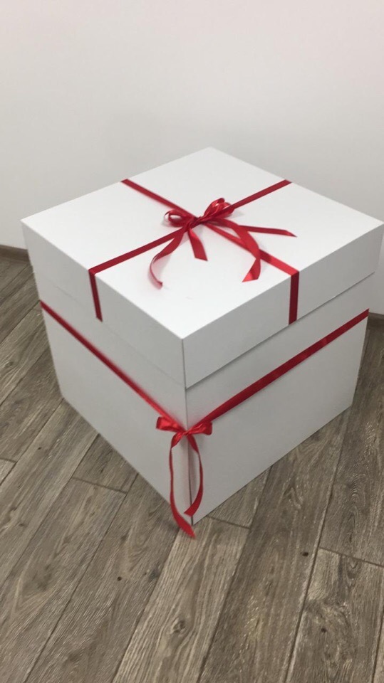 Белая коробка с шарами. Большая подарочная коробка. Большая коробка для подарка. Огромные подарочные коробки. Огромная коробка для подарка.