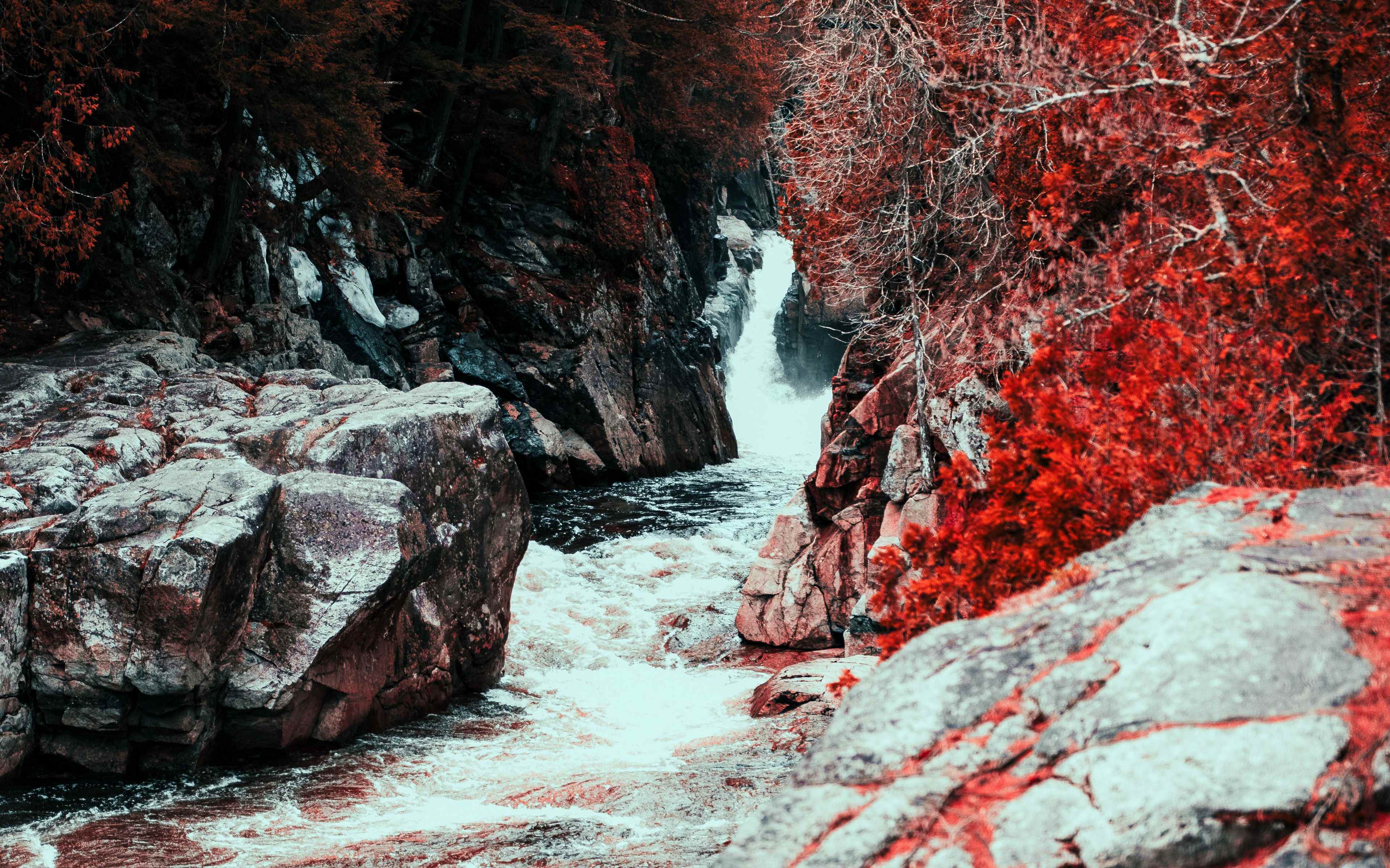 Между нами река 5. Красный водопад. Водопад красные камни. Ручей красный водопад. Кровавый водопад.