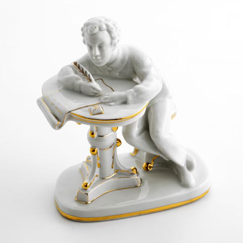 Статуэтка пушкин за столом. Статуэтка фарфоровая пушкин лфз. Статуэтка пушкин лфз. Юный пушкин фарфор лфз. Фарфоровая статуэтка пушкин за столиком лфз.