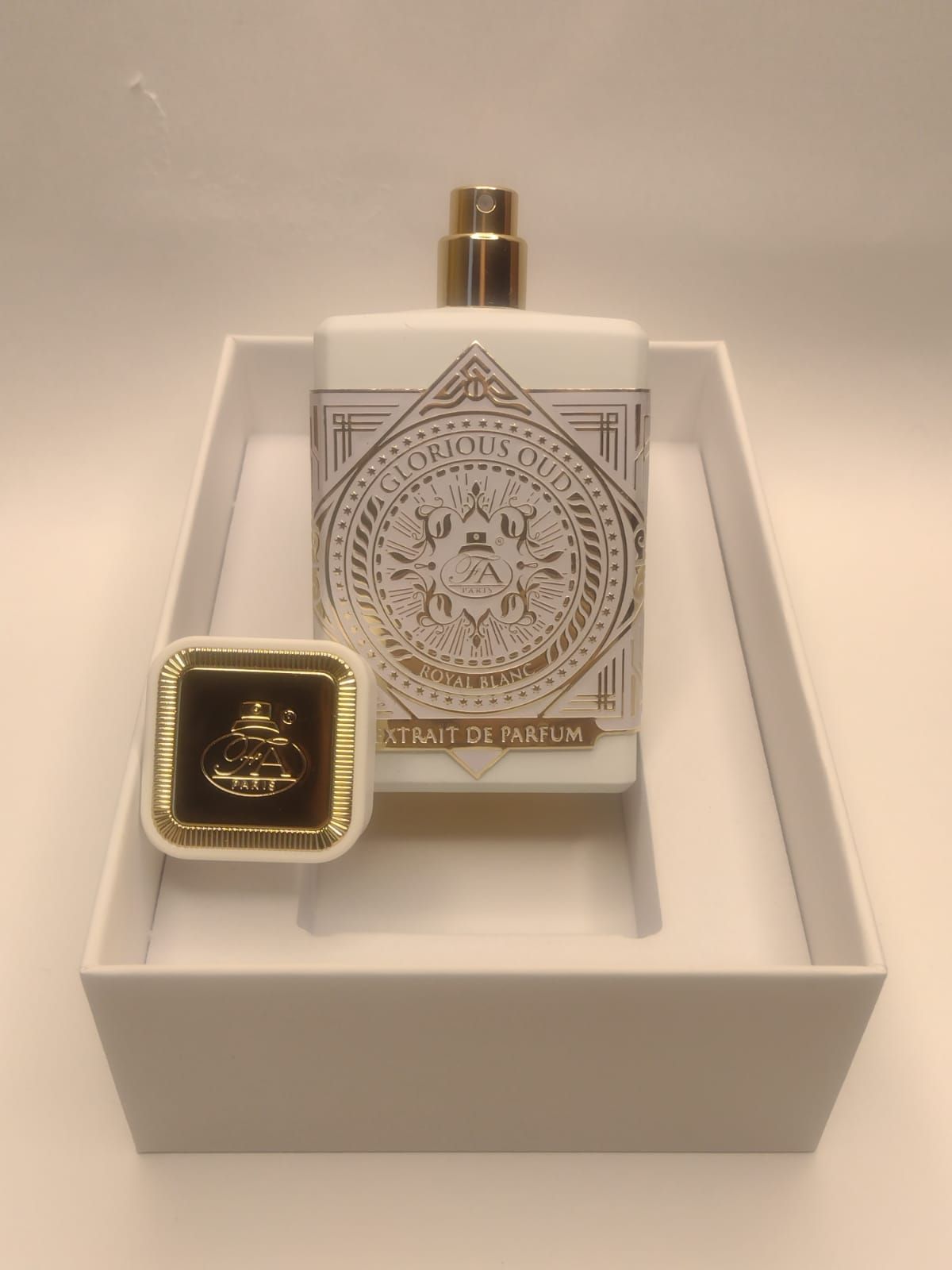 Oud royal blanc. Fragrance World glorious oud Royal. Glorious oud Royal Blanc Fragrance World. Glorious oud Royal Blanc. Glorious oud Парфюм.