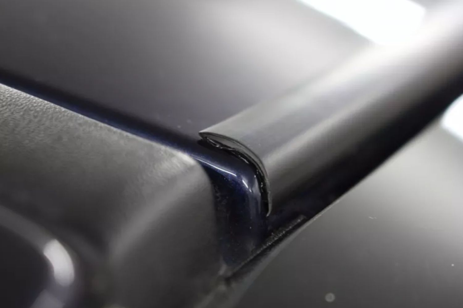 Защита кромки крыши над лобовым стеклом