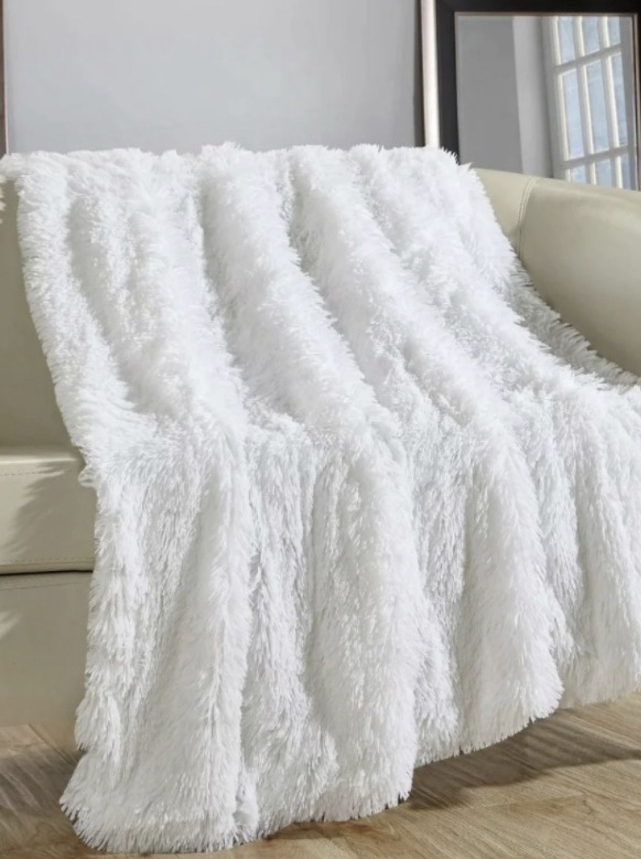 Белая меховая накидка на диван