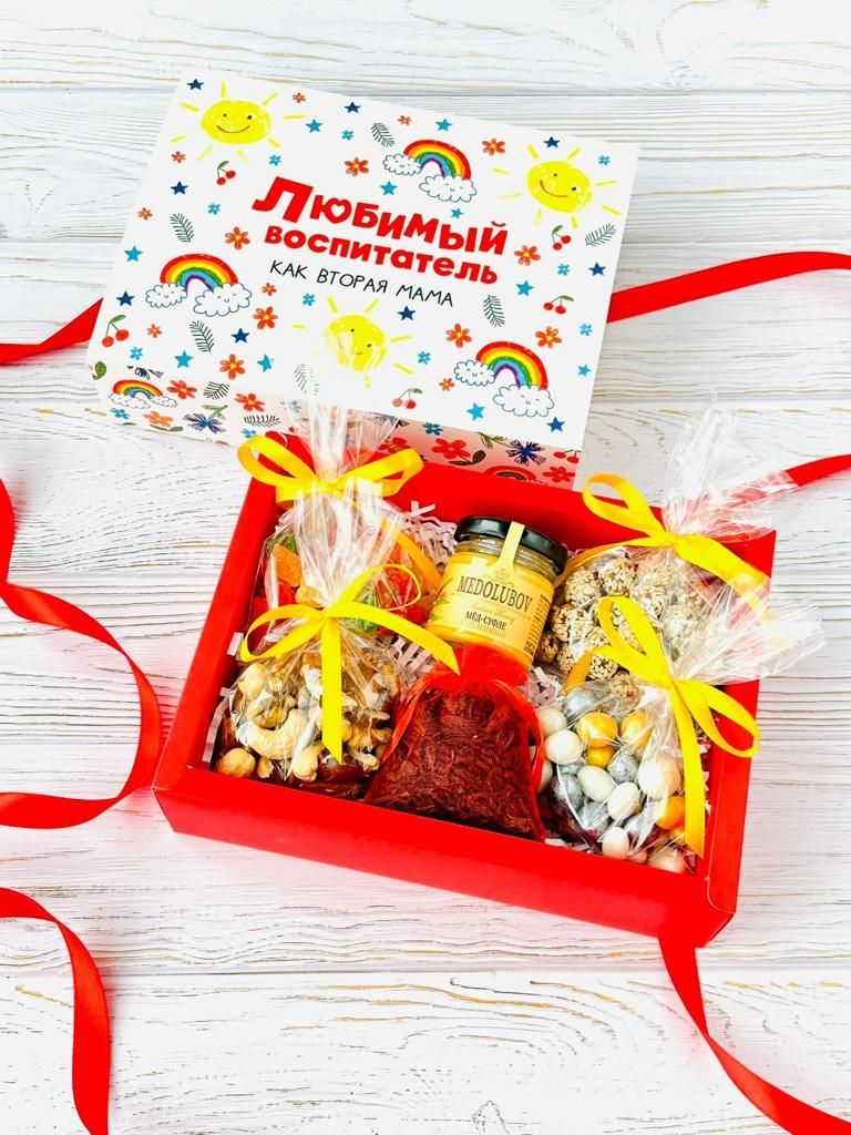 подарочные наборы новогодние воспитателю. подарочный бокс для воспитателя детского сада. подарочная корзина на новый год воспитателям. новогодние наборы в подарок воспитателю. набор воспитателю на новый год.