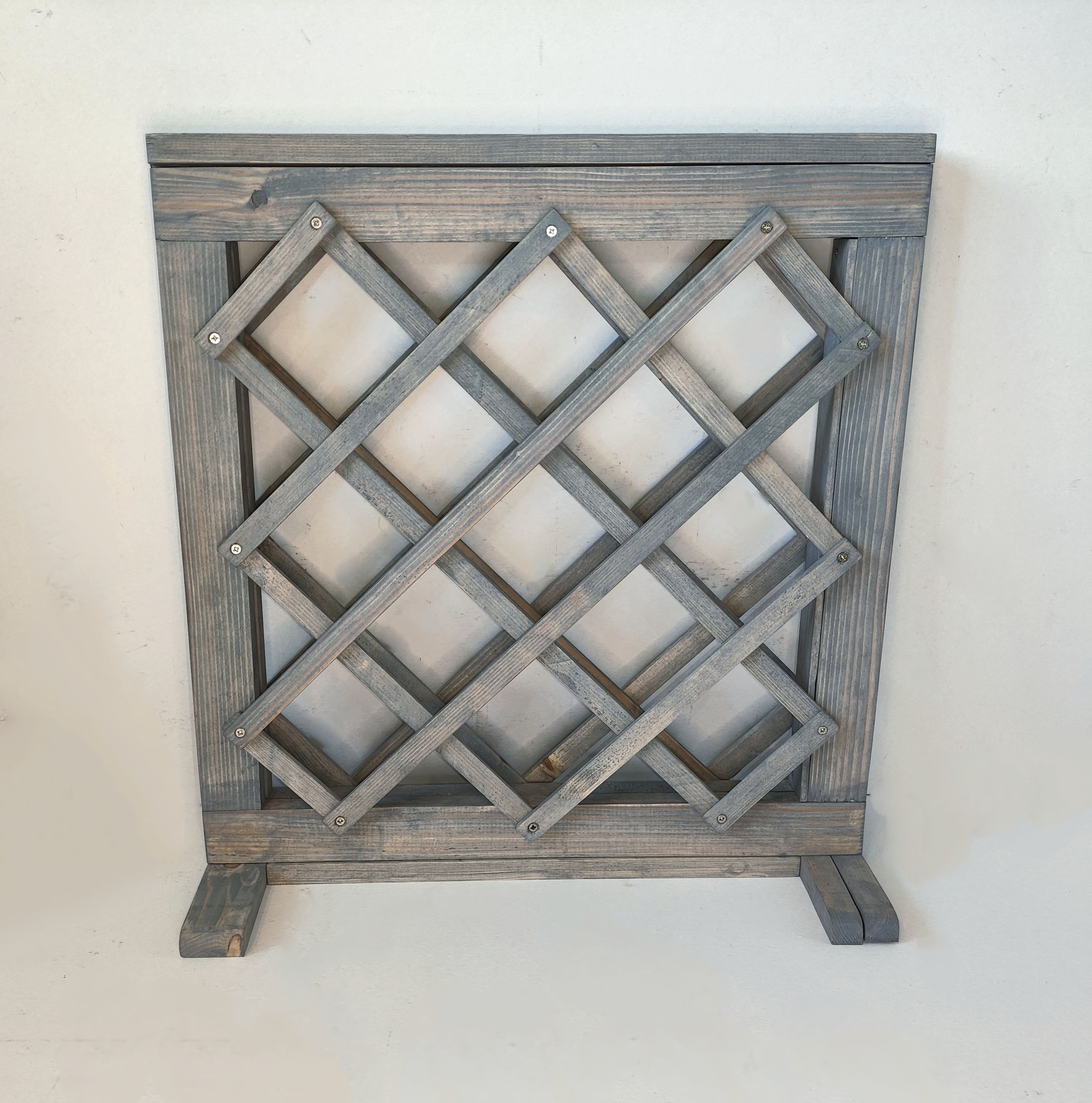 Декоративная деревянная решетка на стену. Человек перед кирпичной стеной. Реечные перегородки баффели. Преодоление стены. Человек перед стеной.