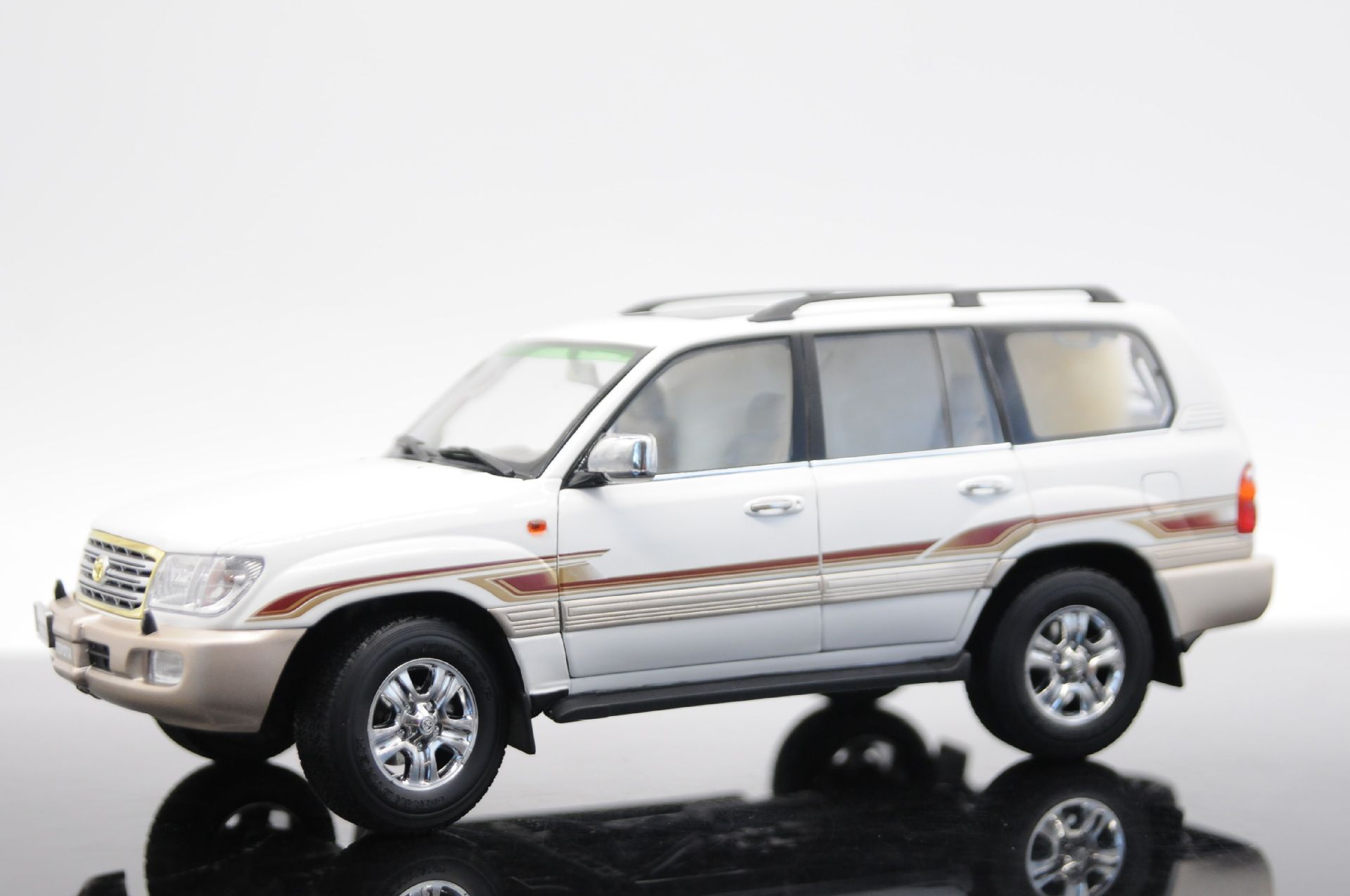 Модель автомобиля Kuluze Land Cruiser LC100 из сплава 1:18 имитационная модель автомобиля-null