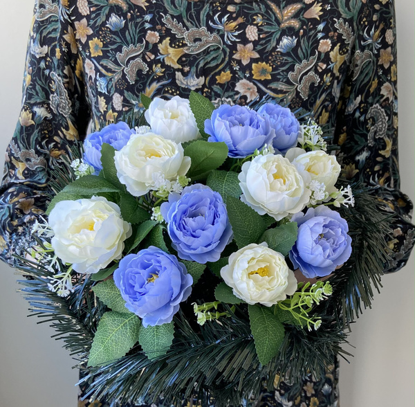 Ритуальная поляна из искусственных цветов "Пионы" белые и голубые ...