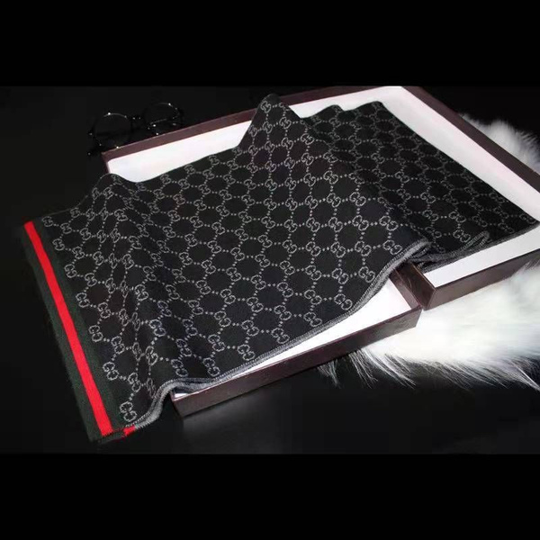 Шарф Fendi - купить с доставкой по выгодным ценам в интернет-магазине ...