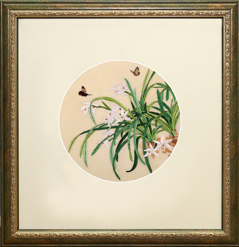 фото Картина вышитая шелком двусторонняя Лилейник с бабочками ручной работы