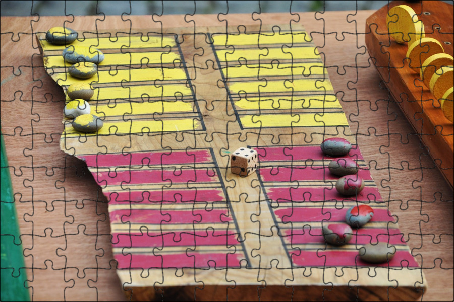 Игра которую можно играть на доске. Индийская игра карром. Игры из дерева своими руками. Ludo игра настольная. Игра лудо.