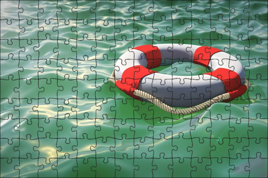 спасательный круг на воде. спасательный круг. спасательный круг на воде. круги на воде. спасательный круг на лодке.