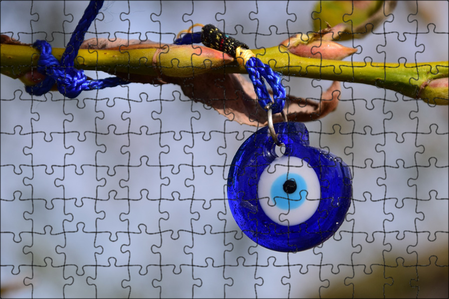 старинный амулет на ладони человека