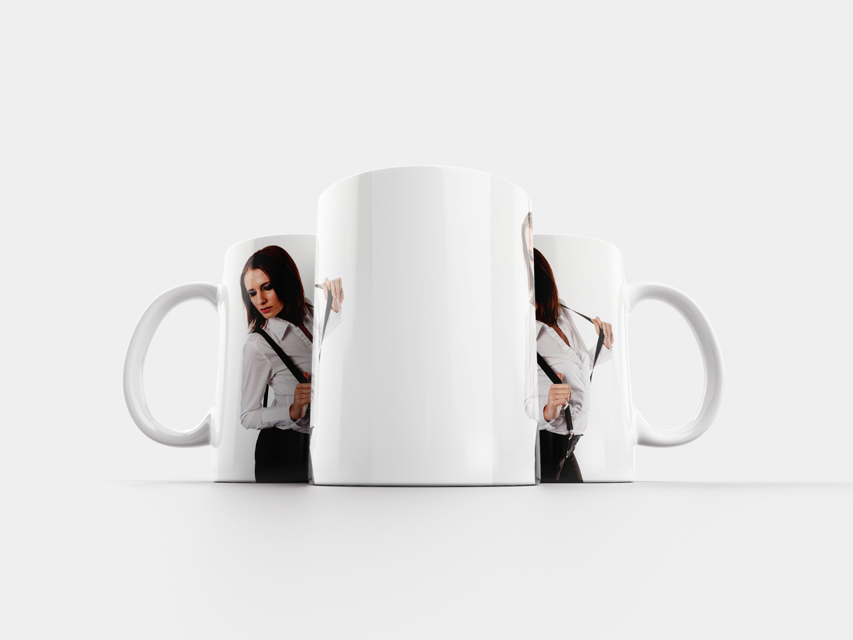 фото кружка и женщина в платье. кружок моделей. занятия модельного кружка. кружок моделей. строгий макет на кружку.