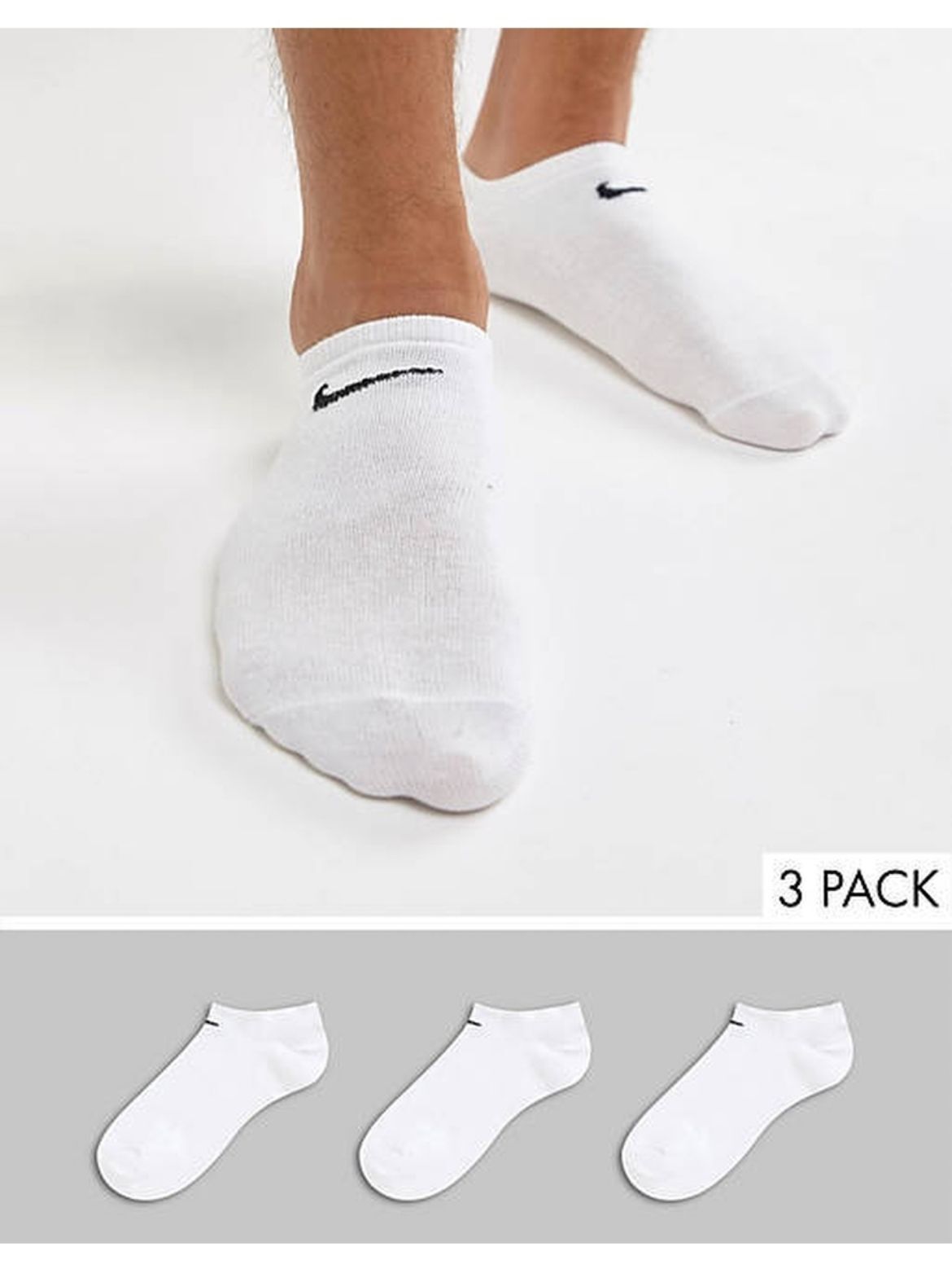 В белых спортивных носках