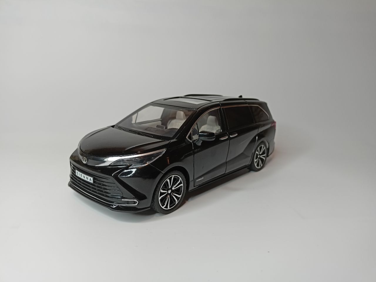 Коллекционная машинка игрушка металлическая Toyota Sienna для мальчиков  масштабная модель 1:24 черный - купить с доставкой по выгодным ценам в  интернет-магазине OZON (761928674)