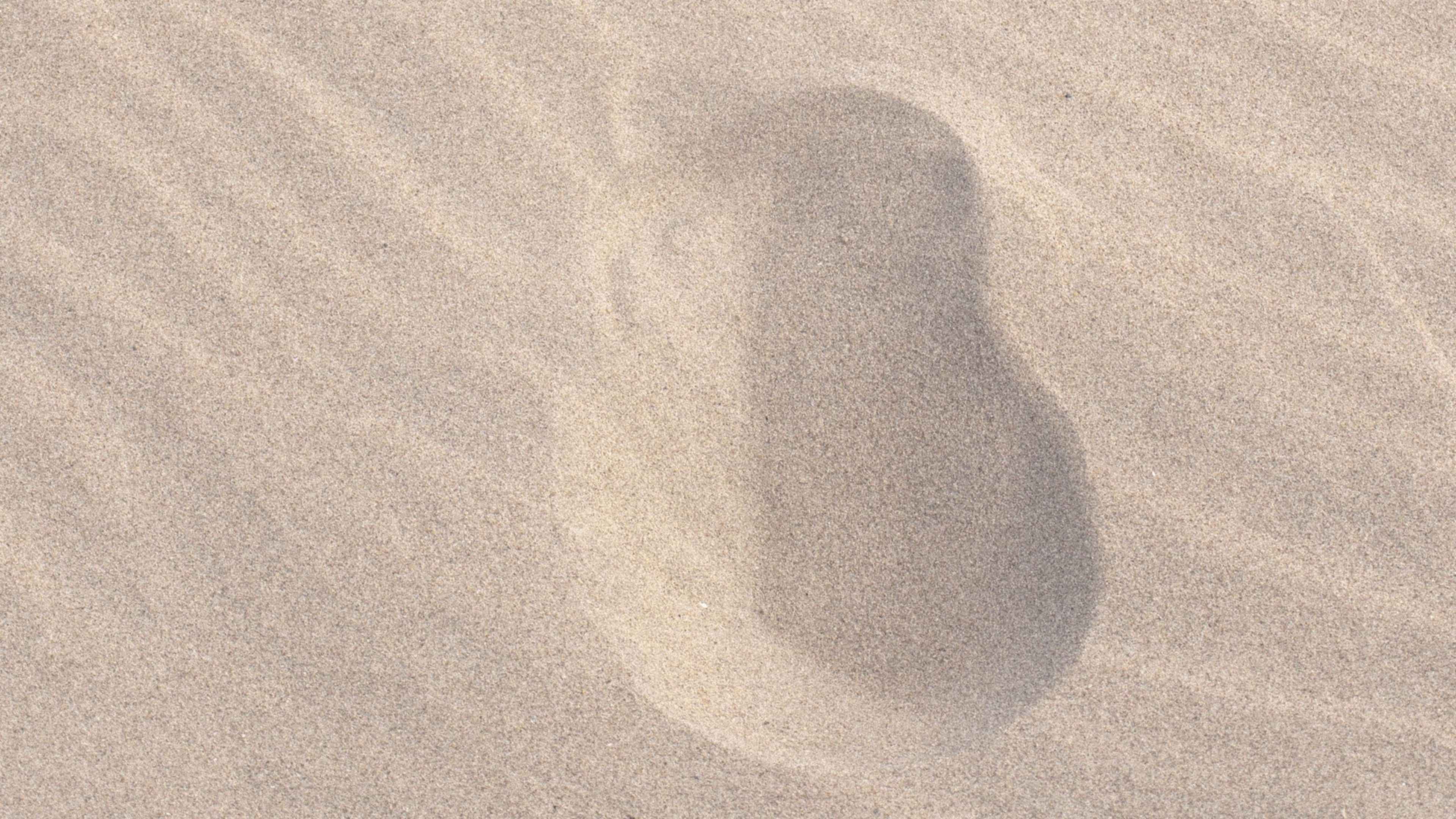 Текст следы на песке. Следы на песке. Следы на берегу моря на песке. Море песок следы тени. Обои на 14 дюймов 1080 песок.