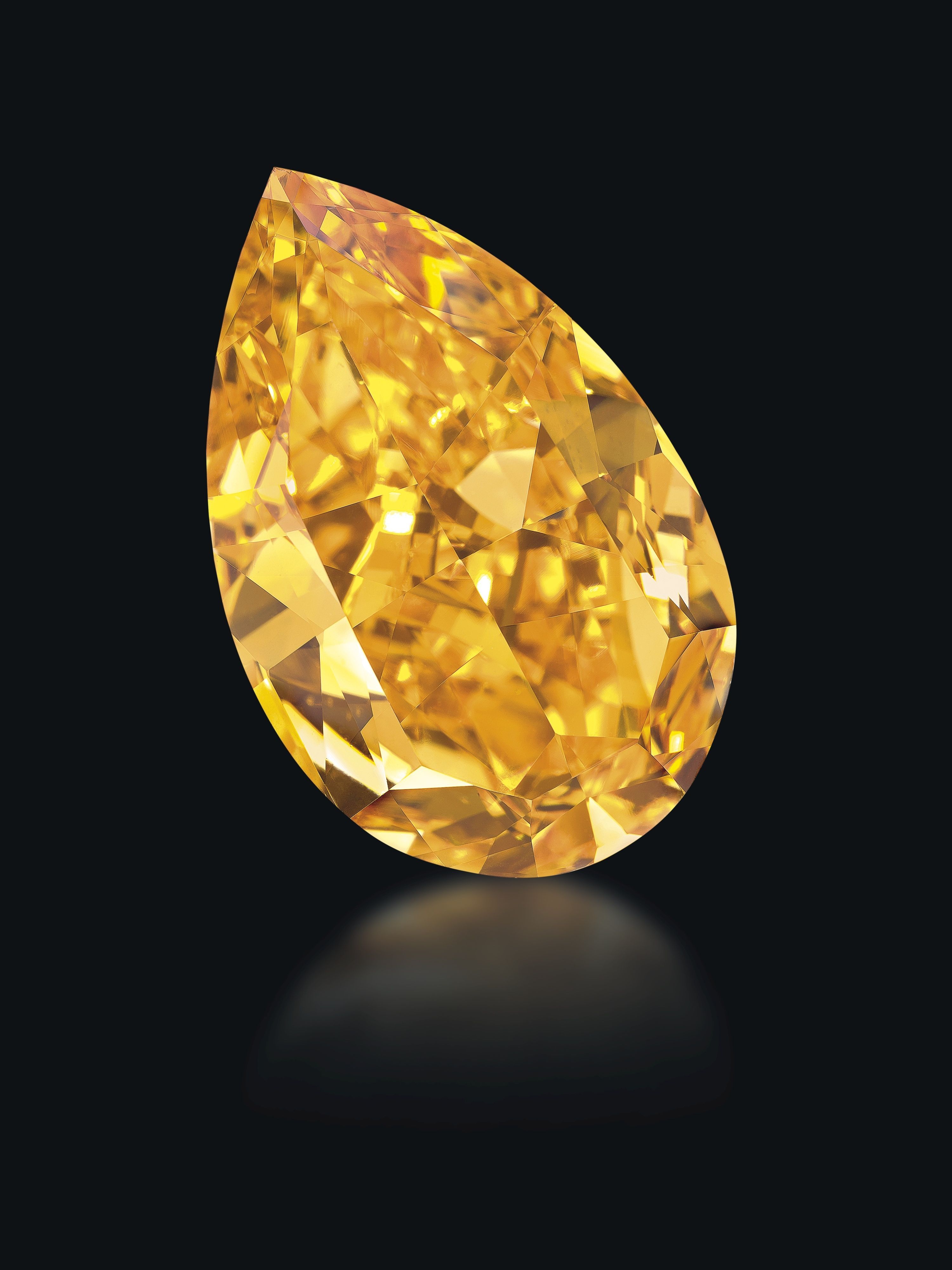Алмаз цена. Желтый бриллиант Санси. САМОЦВЕТ камень жёлтый Алмаз. Бриллиант апельсин. Бриллиант камень.