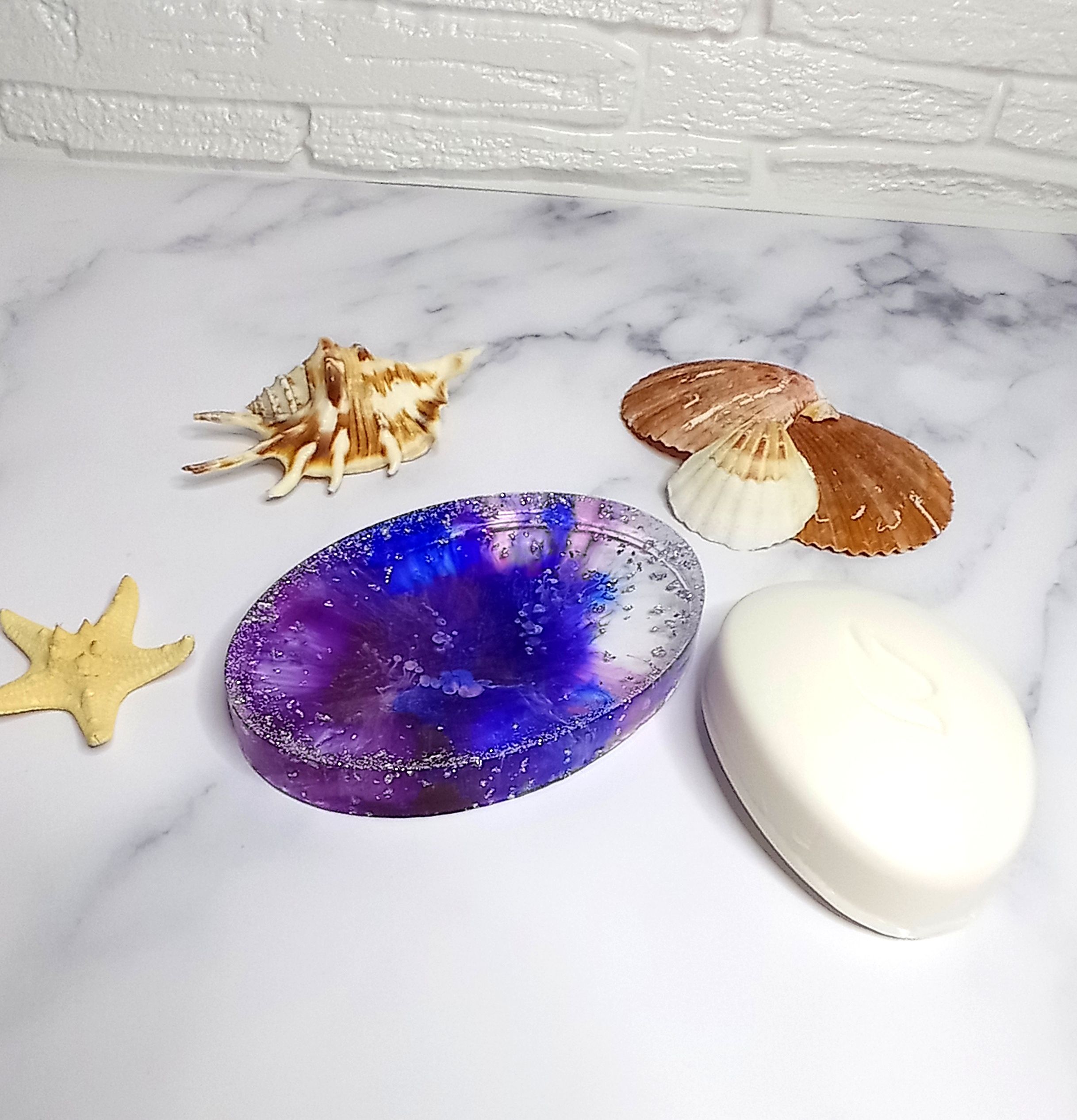 Украшения из эпоксидной смолы с сухоцветами. Мыльница из смолы. Мыльница на новый год. Мыльница из смолы. Стакан мыльница из смолы.