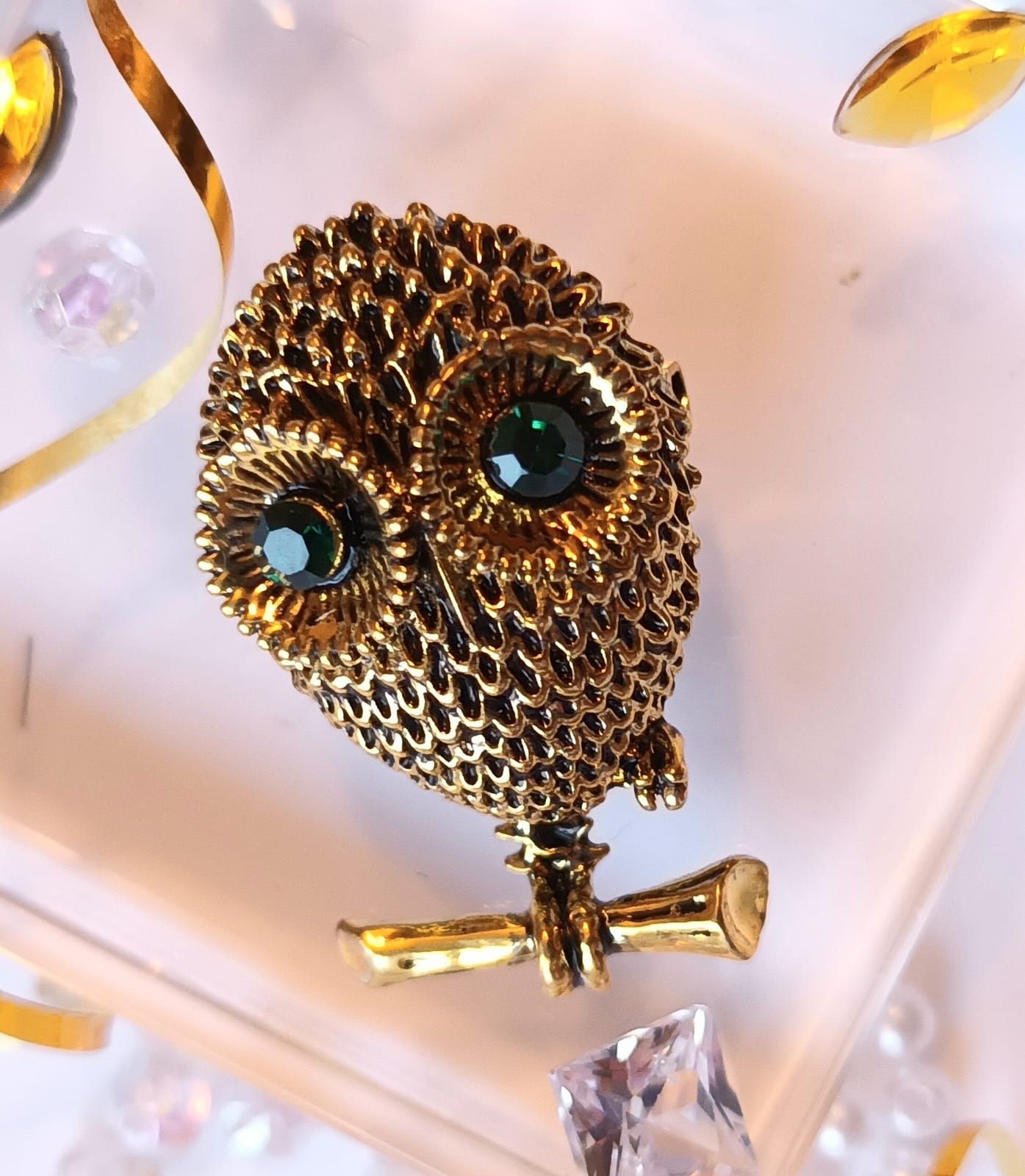 Брошь сова золото красиво. Золотая сова. Филин статуэтка гипсовая. Волшебная сова. Золотая сова кемерово.