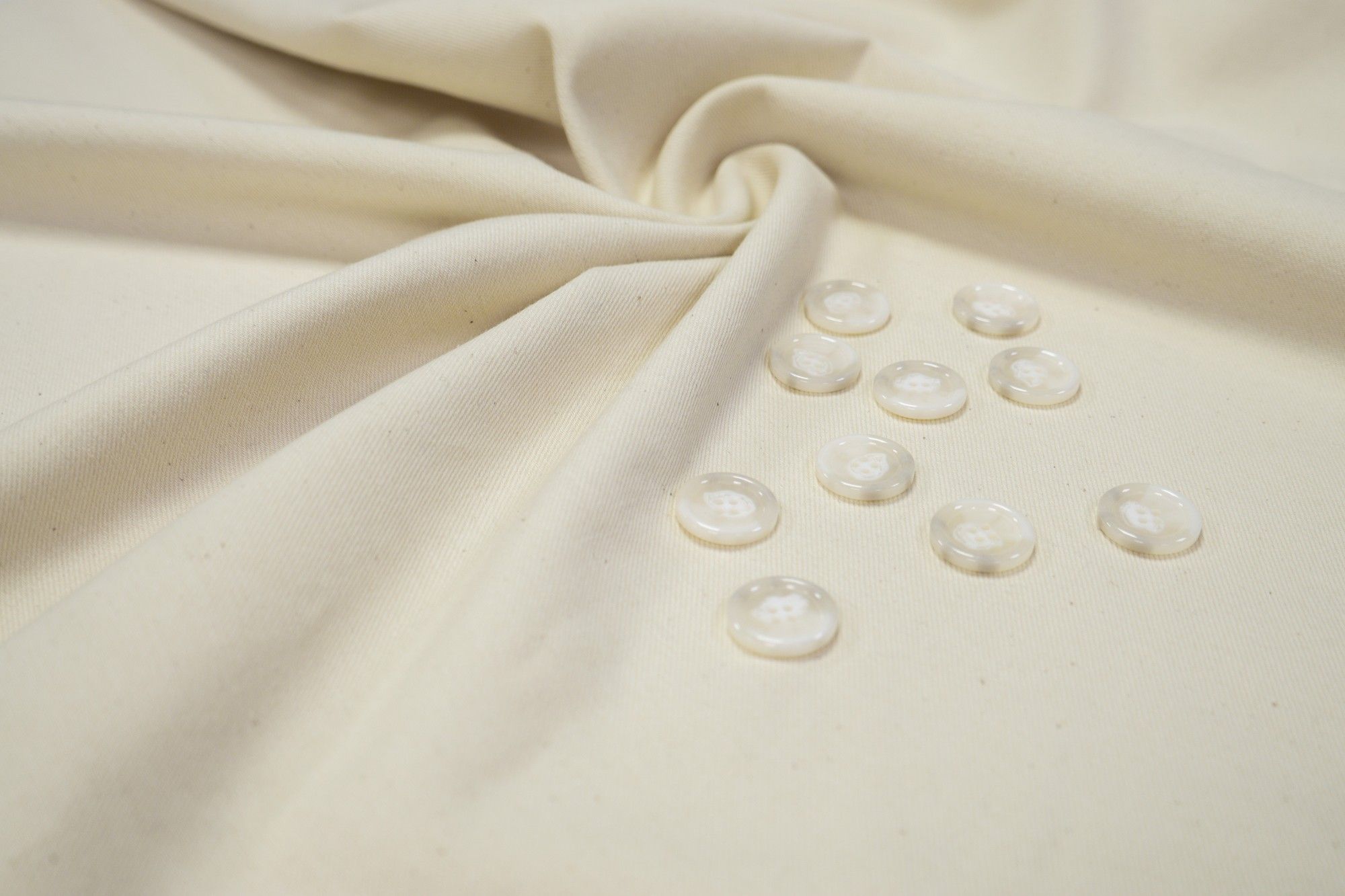 Утеплитель шерсть для одежды. Молочная шерсть. Молочная шерсть. Молочная шерсть ткань. Костюмная шерсть молочная.