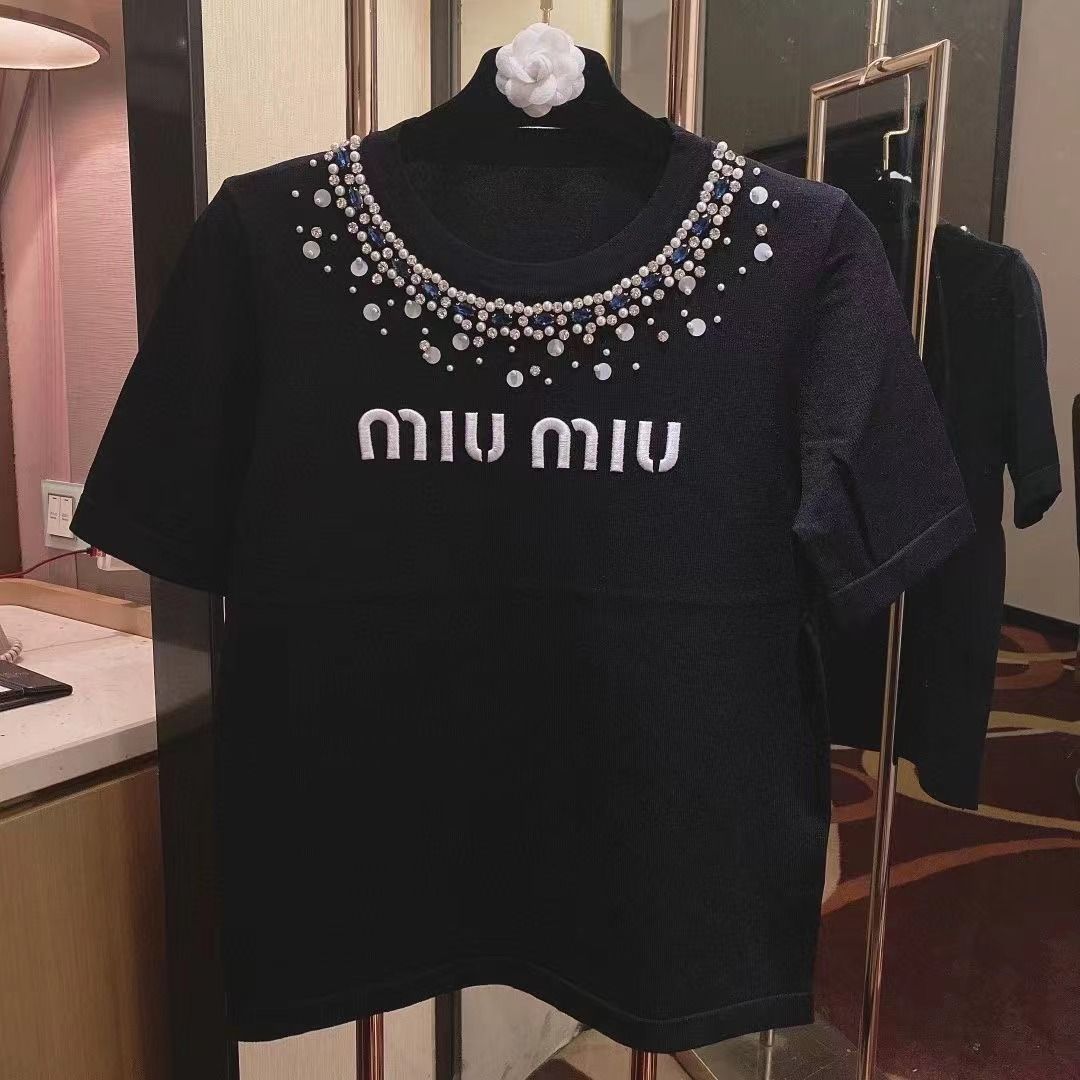 Майка miu miu. Футболка Miu Miu. Футболка Miu Miu со стразами. Miu Miu футболка женская.