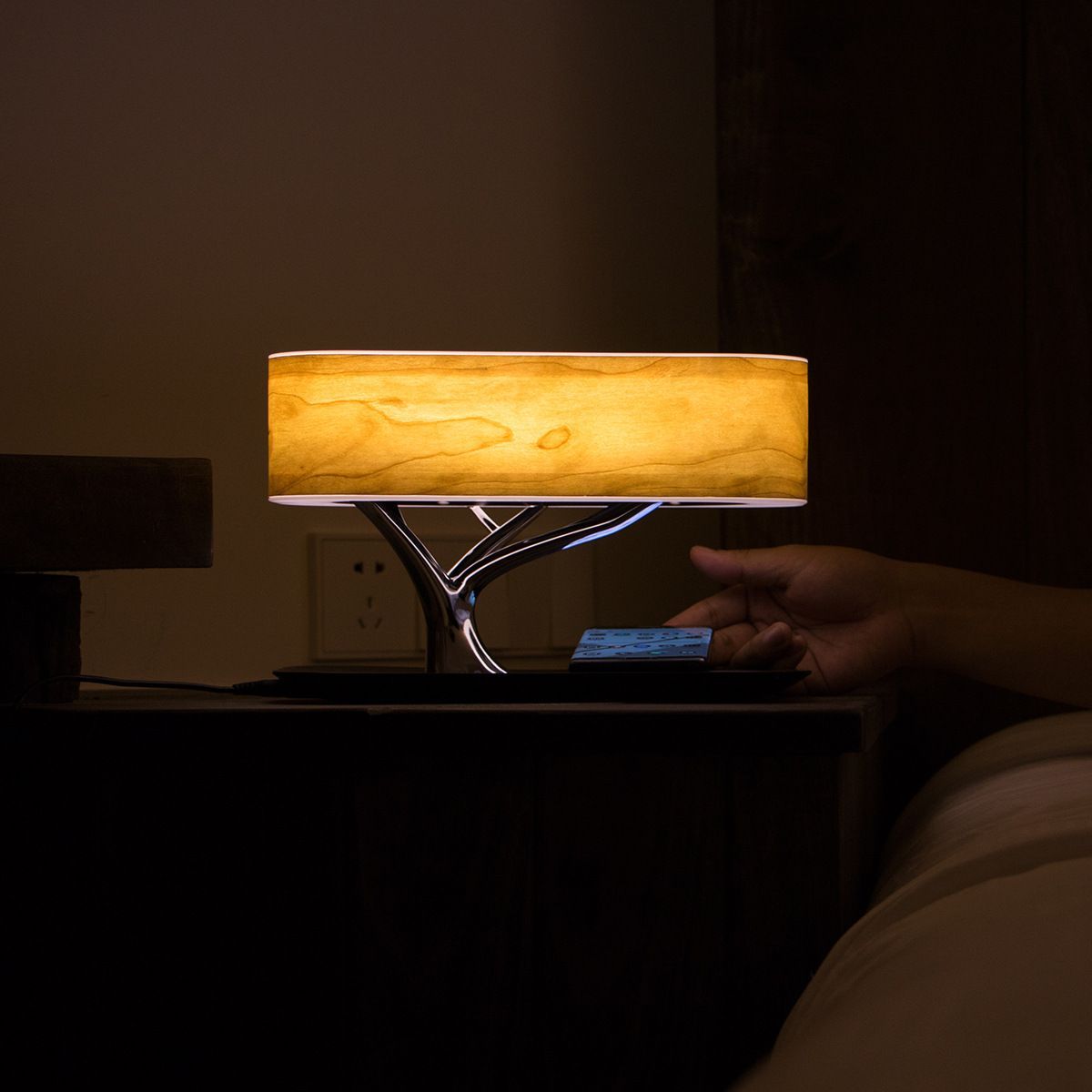 Hometree light of the tree. Светильник из динамика. фонарь дерево с вайфай и зарядкой для телефона. trending products 2025 new arrival light tree technology fast wireless charger speaker night lamp.