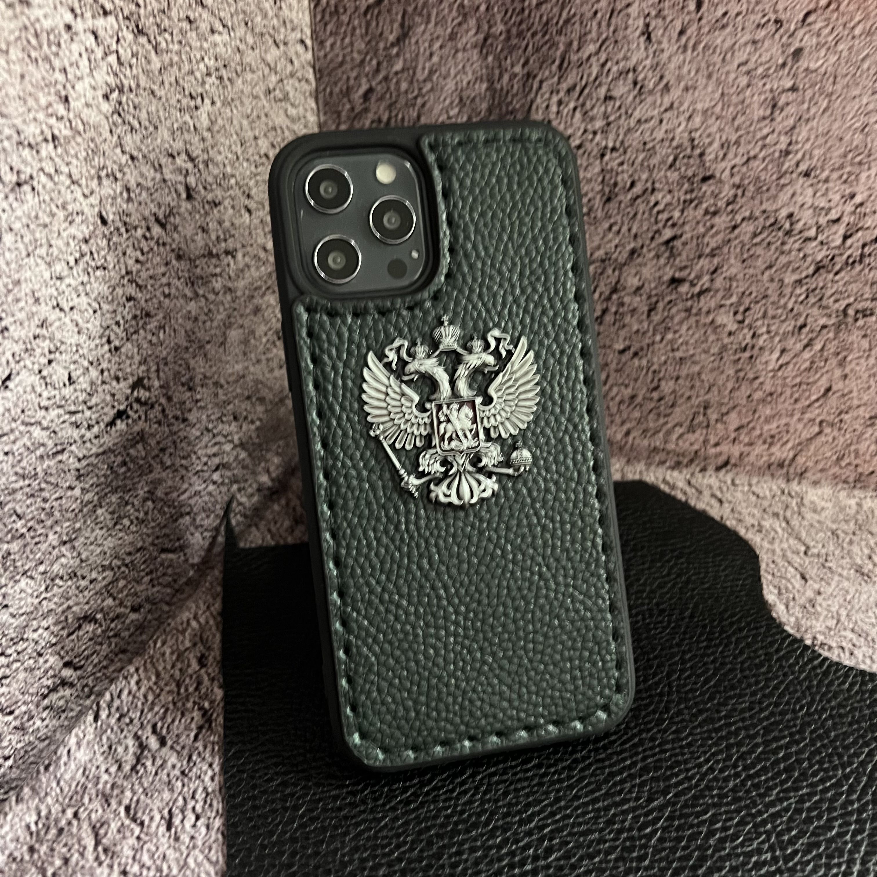 Кожаный чехол для iPhone 12 Pro Max с гербом России - купить с доставкой по  выгодным ценам в интернет-магазине OZON (595600422)