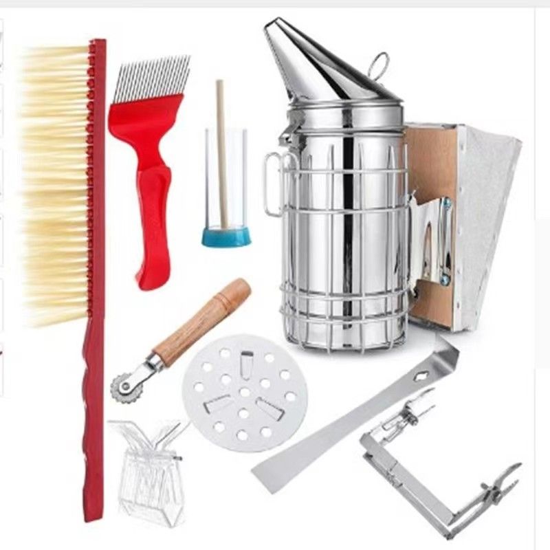 дымарь пчеловода. дымарь из нержавеющей стали. инструмент пчеловода/набор пчеловода. принадлежности пчеловода. пчеловодческий инвентарь и оборудование.