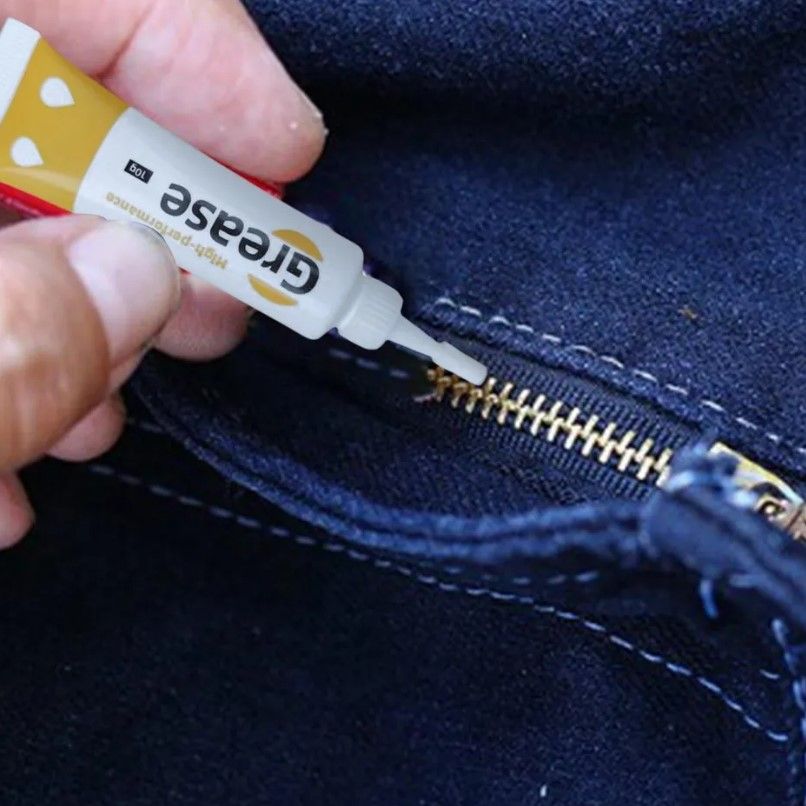 Молния на куртке. Смазка для молнии на куртке. Чем смазать молнию чтобы легко застегивалась. Починить замок молнию. Смазка для молний.