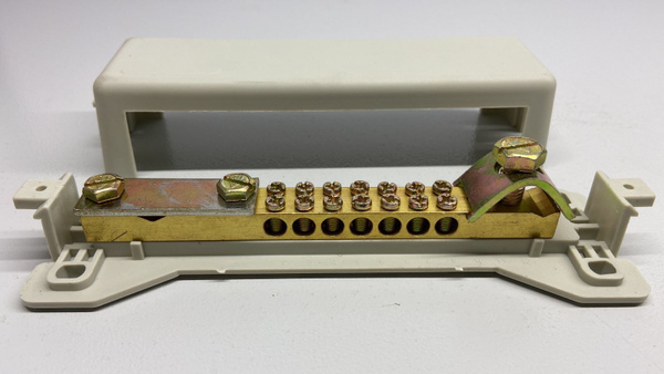 Шина универсальная распределительная ШнУР 1 в корпусе 2 ввода 7 групп ...