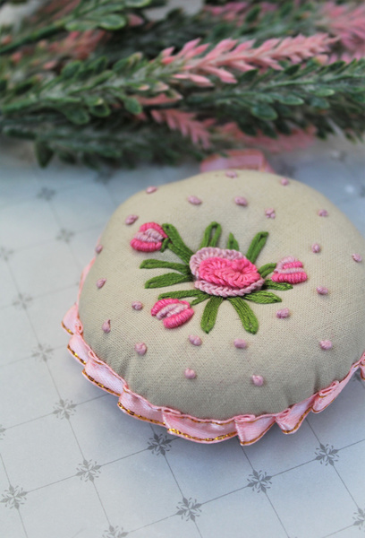 Игольница ручной работы с вышивкой - купить с доставкой по выгодным ...