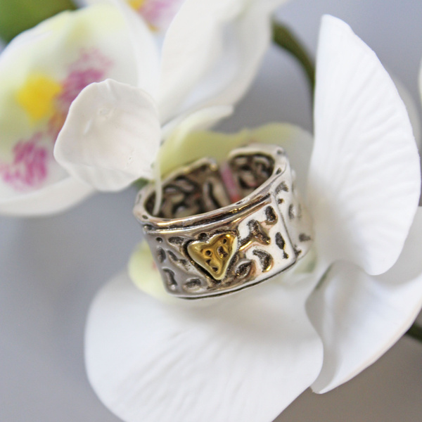 Кольцо женское широкое со вставкой золотое сердечко - купить с ...